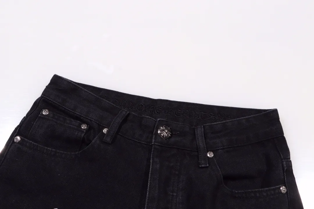 P260 Style number: H377 Chrome hearts Cross patch leather jeans workwear logging pants Chrome hearts logging pants are here! ! ! CH Croix Heart Double Knee Cross Patch Leather Bo1 Style Logging Pants Straight-leg Work Pants B136 Croix Heart Cross Sanskrit Overalls Price 4W Level, Patched Cross Pattern Decoration, High Waist Washed Jeans! ! Absolutely high-end luxury products, 1.9W level god-level single products, super popular products, made by top heavy industry, not to be missed. About Zangyin, this is an extremely luxurious fashion brand, which can also be called the nobles of the high street. It has always been an exclusive brand of some hipsters or rich second generation. Compared with ordinary high streets, it is more luxurious and noble. Compared with luxury brands, it has a more fashionable personality and has always been a brand that I have a special liking for. Imported yarn is custom-woven into a high-density twill canvas, which ensures a crisp silhouette while also making the fabric feel very delicate. It follows the B01 classic silhouette, with a crisp and stylish upper body. The ready-made garments are stone-ground and fermented, so they can be matched with any style. Buttons and brushed zinc are washed with genuine YKK retro metal products. Double-layered canvas on the front. Perfect details. All hardware is perfect. Size: s-XXL Color: Black